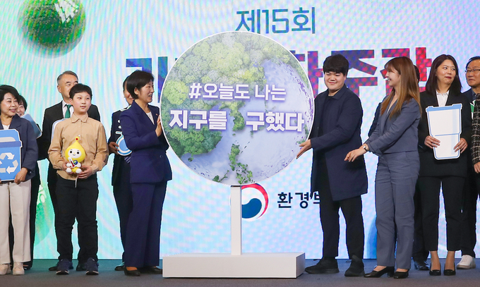 한화진 환경부 장관을 비롯한 참석자들이 4월 21일 오전 강남구 코엑스에서 열린 '제15회 기후변화주간'에서 탄소중립 실천 퍼포먼스를 하고 있다. 올해 기후변화주간 주제는 '오늘도 나는 지구를 구했다'로, 온실가스를 줄이는 탄소중립 실천이 어려운 게 아닌 일상적인 작은 행동이라는 뜻을 담았다. <사진출처_뉴스1>